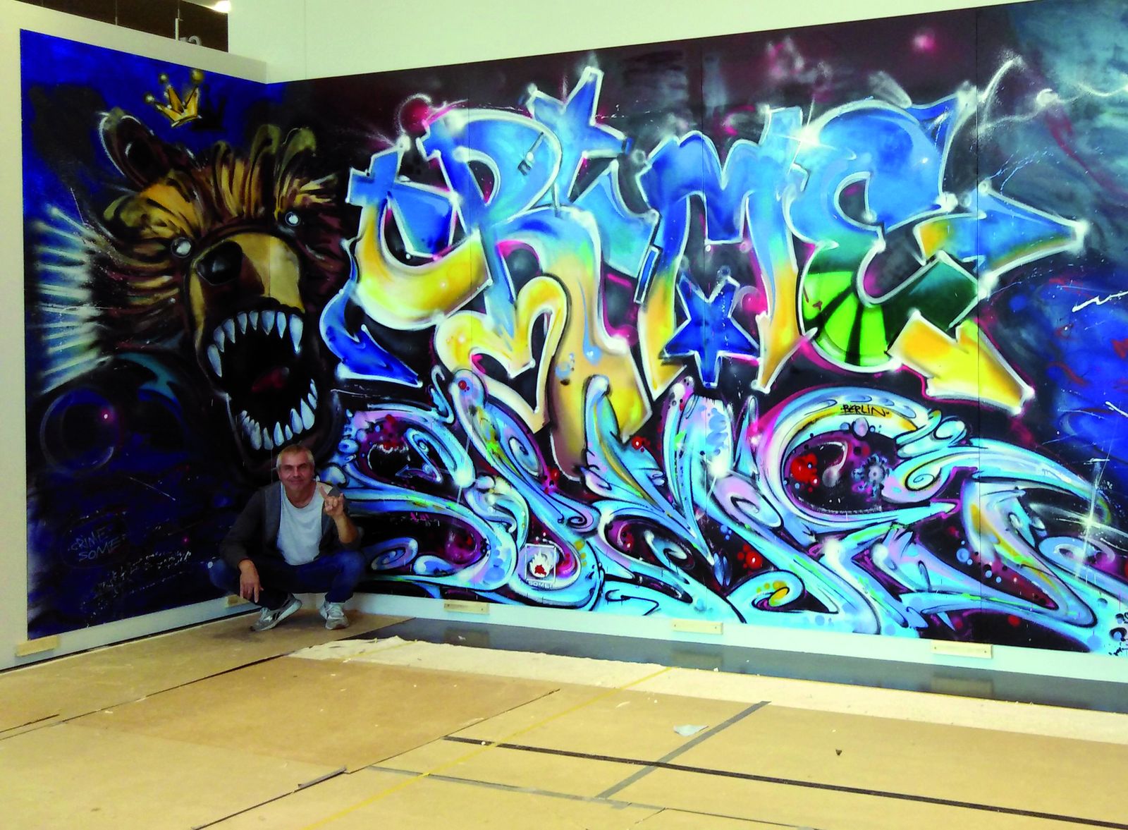 Großflächiges Graffiti-Kunstwerk mit Panter-Motiv an einer Wand in Berlin